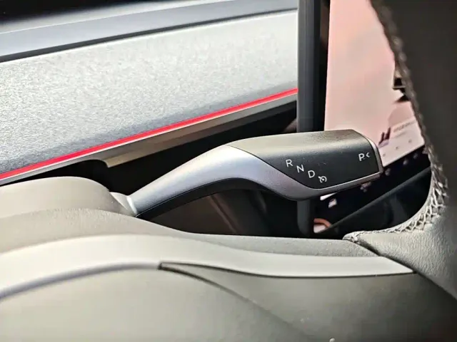 Tesla Model Y — Фото автомобиля 13