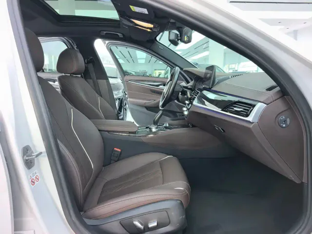 BMW 5 Series — Фото автомобиля 12