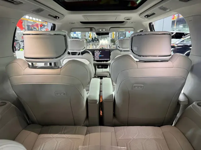 Volvo EM90 — Фото автомобиля 19