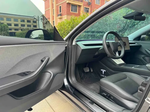 Tesla Model 3 — Фото автомобиля 3