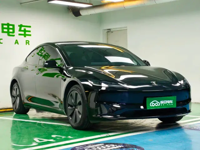Tesla Model 3 — Фото автомобиля 5