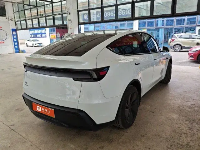 Tesla Model Y — Фото автомобиля 3