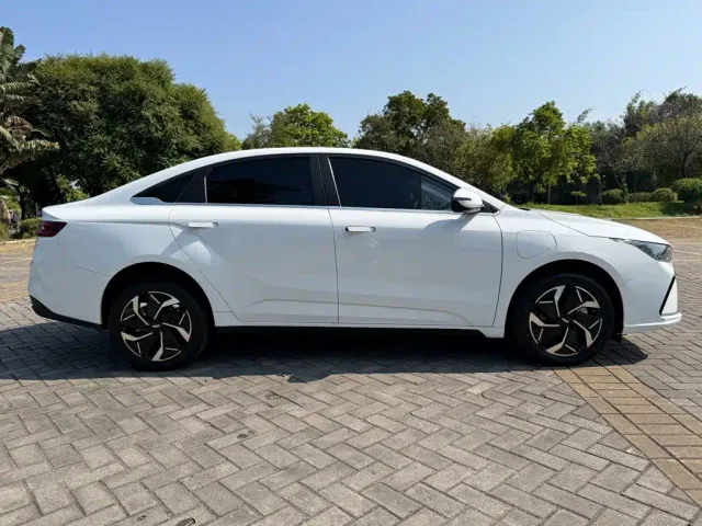 Geely Geometry G6 — Фото автомобиля 5