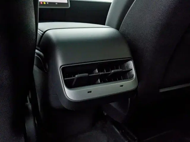 Tesla Model Y — Фото автомобиля 14