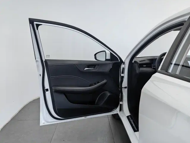 Roewe i5 — Фото автомобиля 8