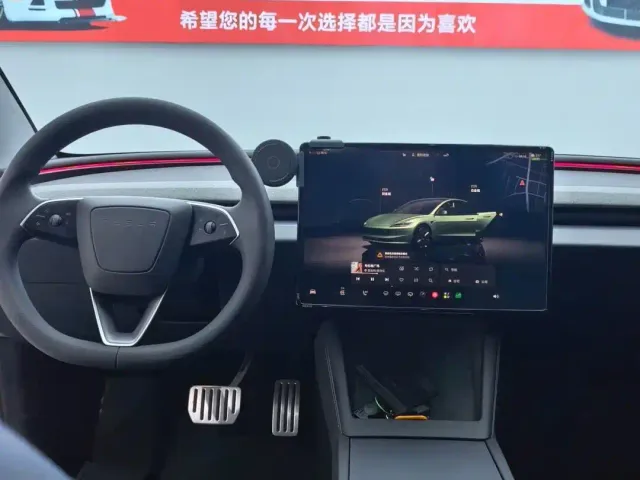 Tesla Model 3 — Фото автомобиля 12