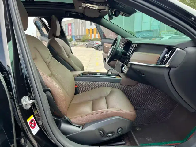 Volvo S90 — Фото автомобиля 28