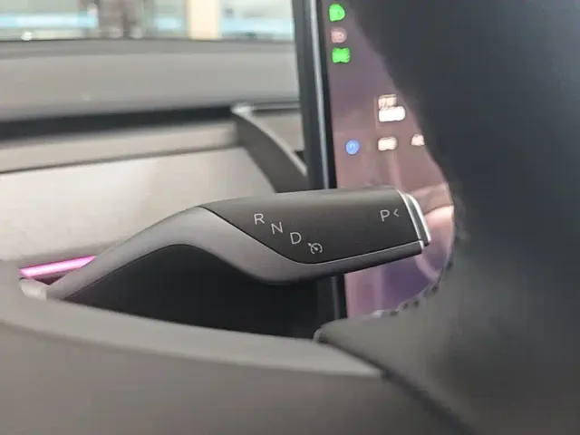 Tesla Model Y — Фото автомобиля 13