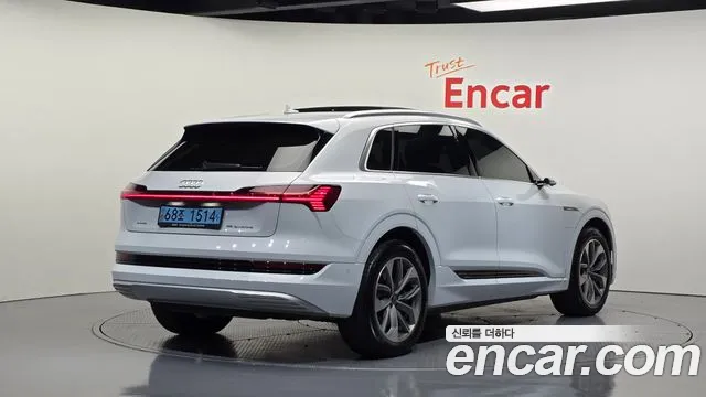 Audi e-tron — Фото автомобиля 2