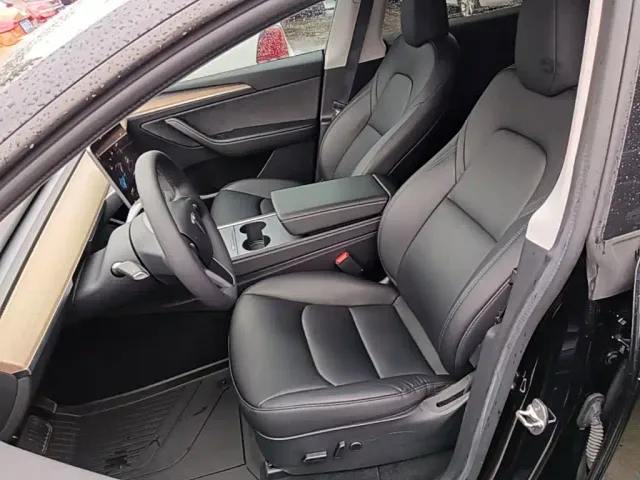 Tesla Model Y — Фото автомобиля 14