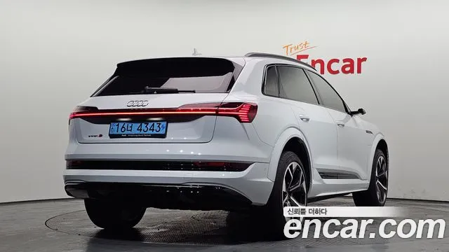 Audi e-tron — Фото автомобиля 2