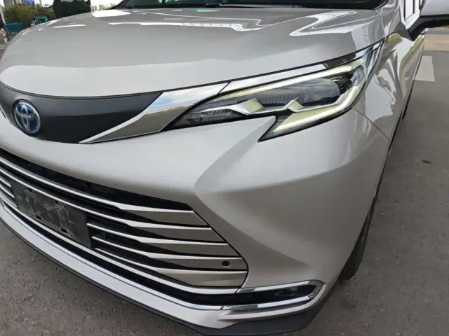Toyota Sienna — Фото автомобиля 23