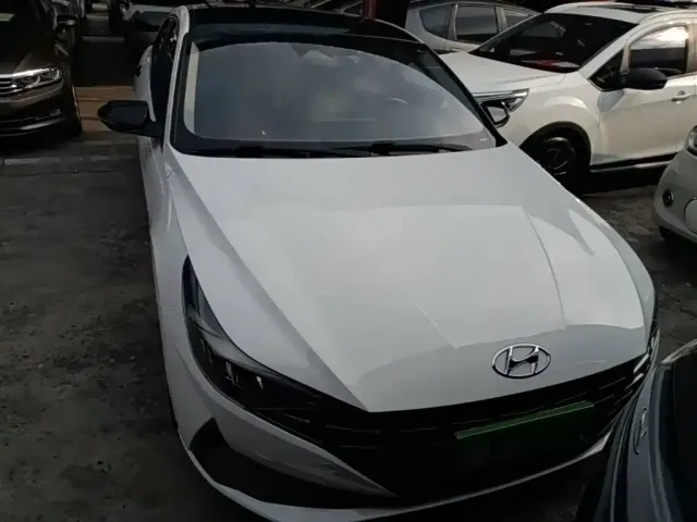 Hyundai Elantra 2022 1.5L CVT LUX Premium Edition — Фото автомобиля 2