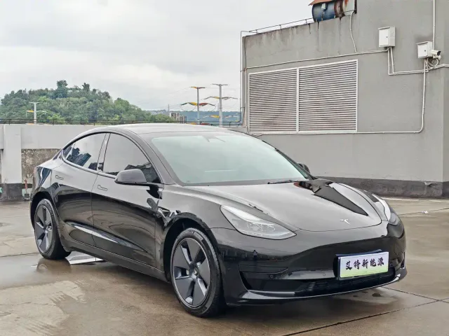 Tesla Model 3 — Фото автомобиля 3