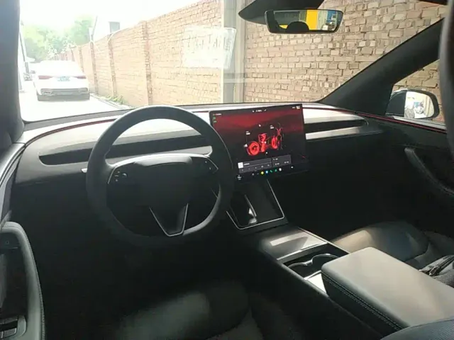 Tesla Model Y L — Фото автомобиля 9