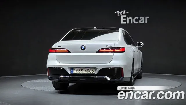 BMW 7-Series 7 серия (G70) 740i xDrive M Sport — Фото автомобиля 4