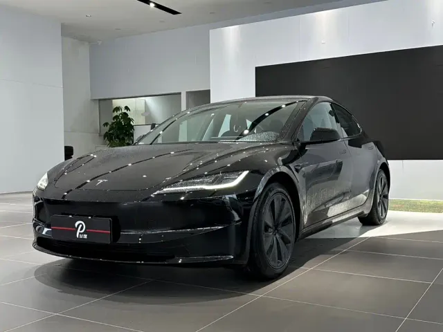 Фотография автомобиля — Tesla Model 3