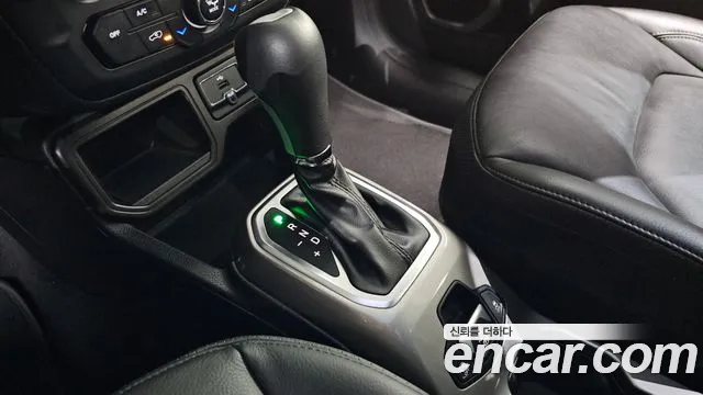 Jeep Renegade — Фото автомобиля 12