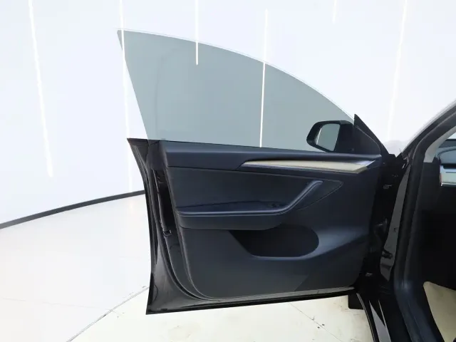 Tesla Model Y — Фото автомобиля 10