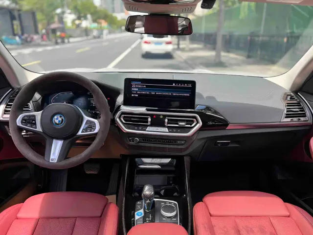 BMW iX3 — Фото автомобиля 13