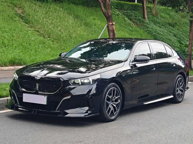 Фотография автомобиля — BMW i5