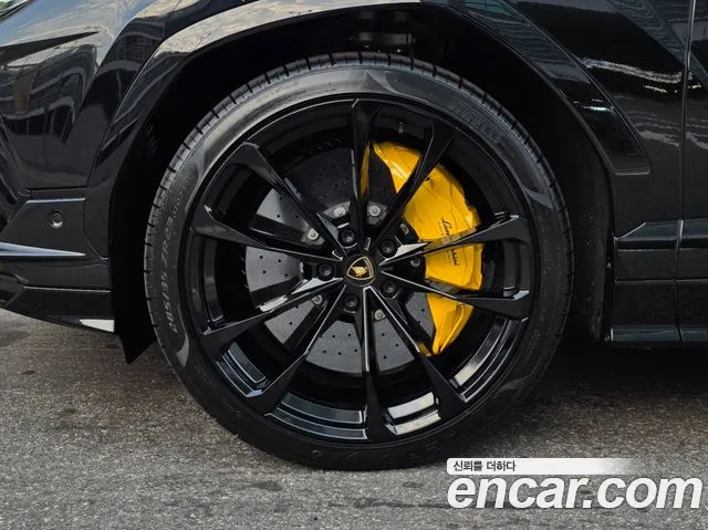Lamborghini Urus — Фото автомобиля 5