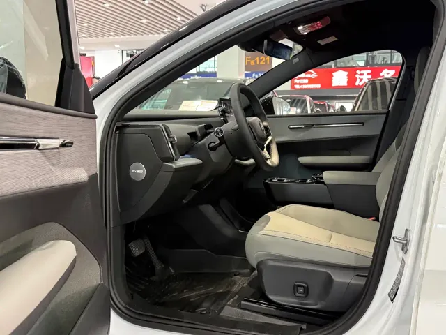 Volvo EX30 — Фото автомобиля 6