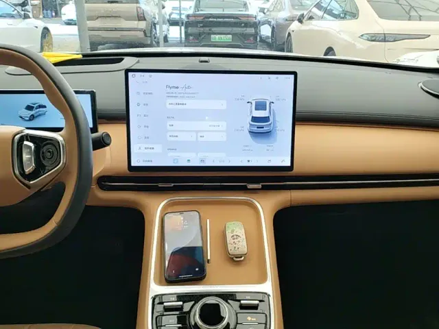 Geely Galaxy Starship 7 EM-i — Фото автомобиля 12
