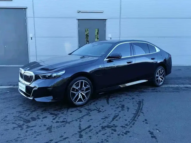 Фотография автомобиля — BMW i5