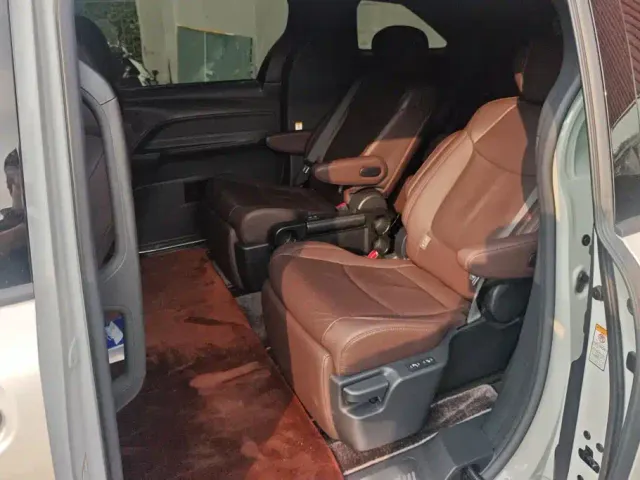 Toyota Sienna — Фото автомобиля 11