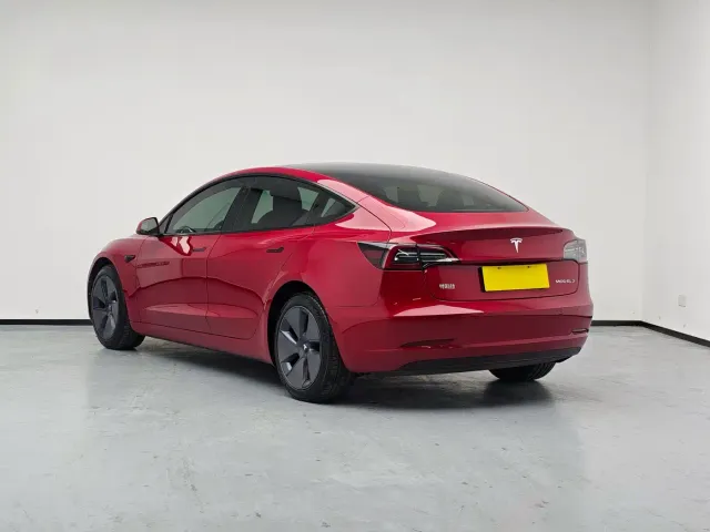 Tesla Model 3 — Фото автомобиля 5
