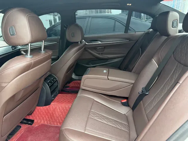 BMW 5 Series — Фото автомобиля 14