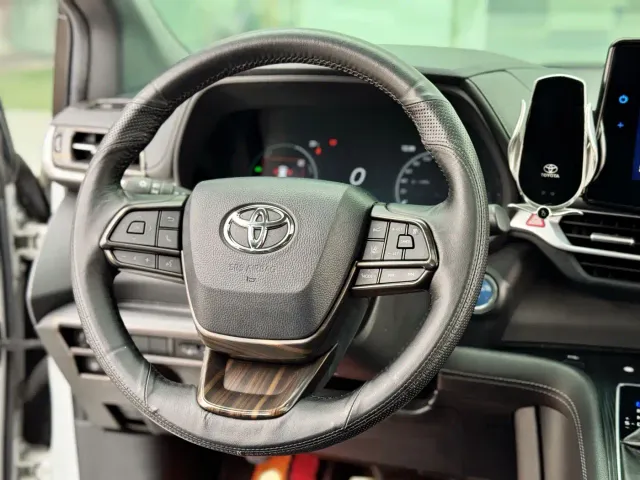 Toyota Sienna — Фото автомобиля 16