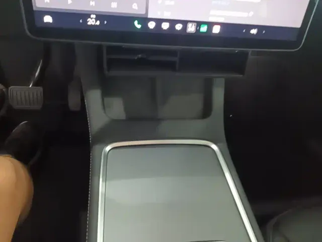 Tesla Model Y — Фото автомобиля 13