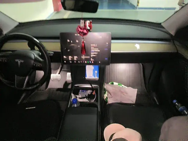 Tesla Model Y — Фото автомобиля 12
