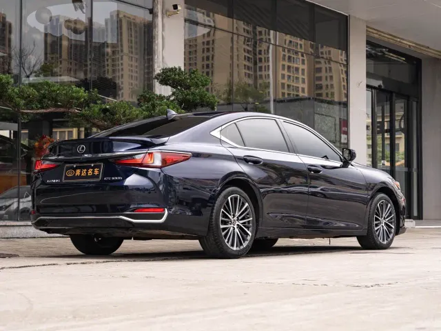 Lexus ES — Фото автомобиля 3