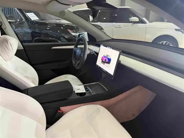 Tesla Model Y — Фото автомобиля 9