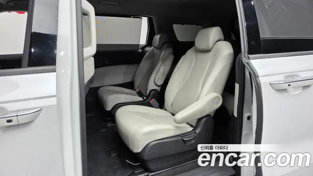 Kia Carnival Generation 4 — Фото автомобиля 12
