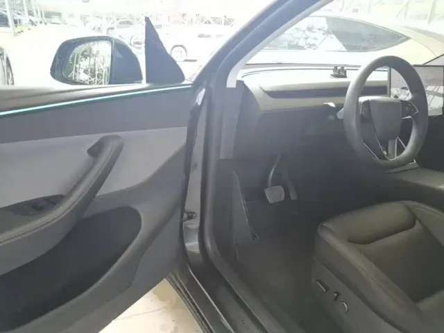 Tesla Model Y — Фото автомобиля 15