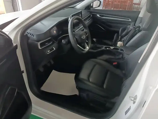 Geely Emgrand — Фото автомобиля 14