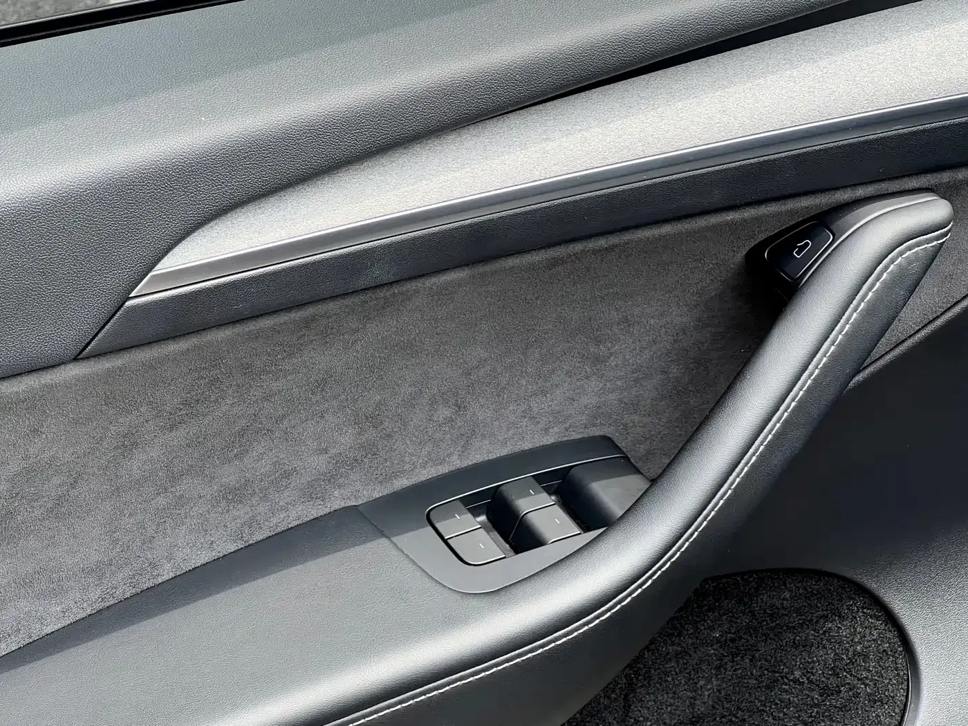 Tesla Model Y 2024 Rear-Wheel Drive Version — Фото автомобиля 19