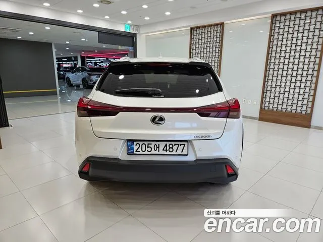 Lexus UX — Фото автомобиля 4