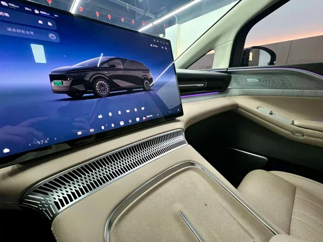 Xpeng X9 — Фото автомобиля 8