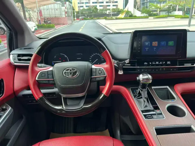 Toyota Sienna — Фото автомобиля 8