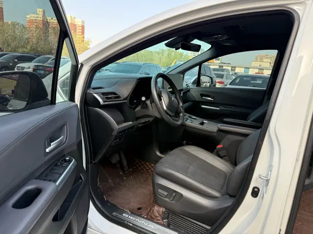 Toyota Sienna — Фото автомобиля 6