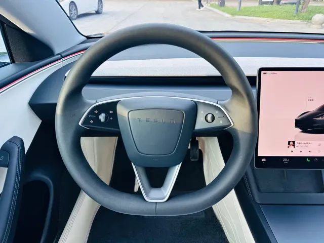Tesla Model 3 — Фото автомобиля 15