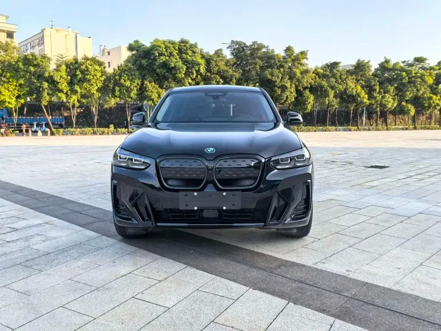BMW iX3 — Фото автомобиля 2