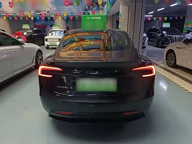 Tesla Model 3 — Фото автомобиля 5