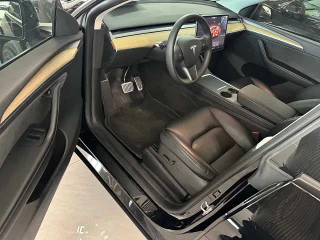 Tesla Model Y — Фото автомобиля 4