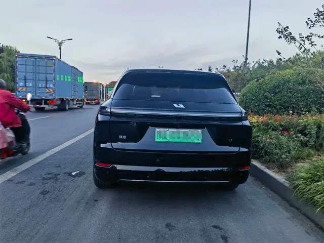 Li Auto L7 — Фото автомобиля 8